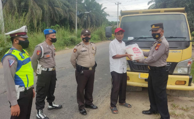 Di Hari Ke- 21, Peduli Personil Polsek Tandun Kembali Bagikan Bansos Kepada Sopir Terimbas BBM